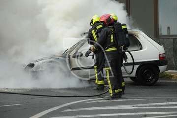 Arde un coche en la calle Poeta Pablo Neruda de Los Llanos de Telde/Eugenio Artiles y TA.